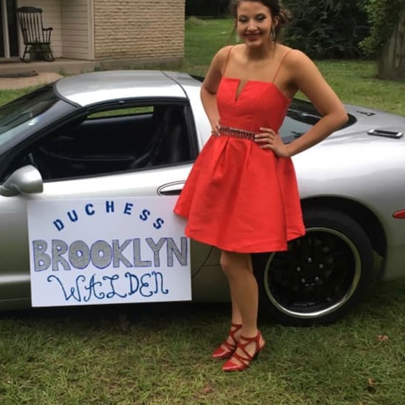 Red dress - Picture 1 of 3